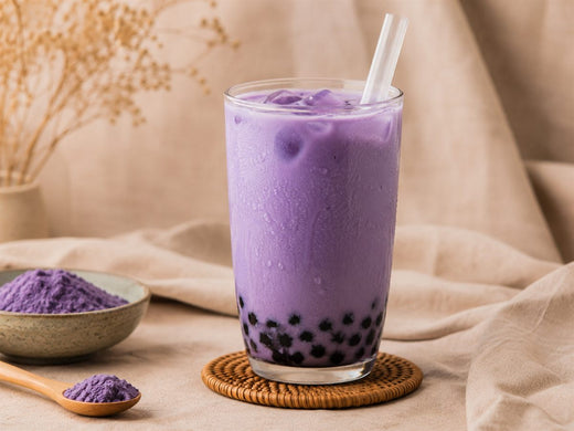 Bubble tea ube violet, perles de tapioca noires, paille large, fond lin beige