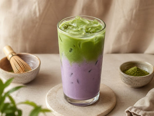 Matcha ube latte bicolore violet et vert matcha, glacons, fond lin beige