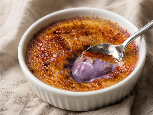 Crème brûlée à l'ube, croûte caramel et crème violette