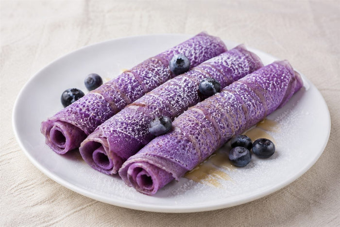Crêpes à l'ube violettes roulées aux myrtilles