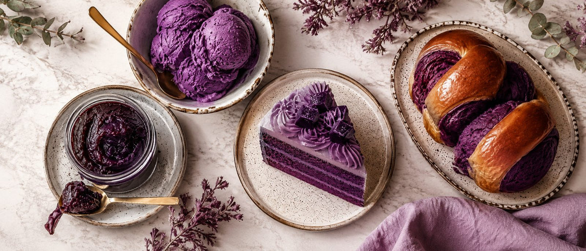 Assortiment de desserts philippins à l'ube violet magenta : glace, halaya, part de gâteau, brioche