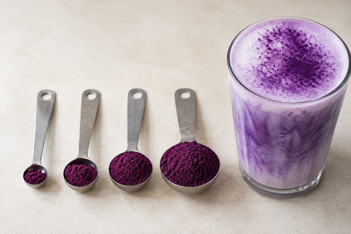 Cuillères doseuses de poudre d'ube violet foncé en gradation, du plus léger au plus intense