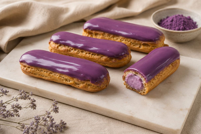 Eclairs a l'ube glacage violet brillant, plan clair, fond lin beige