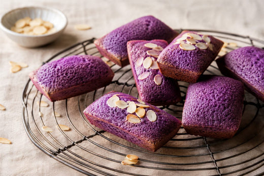 Financiers à l'ube violets aux amandes effilées