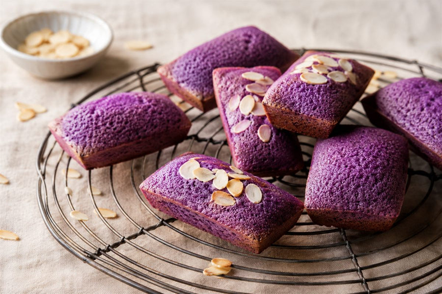 Financiers à l'ube violets aux amandes effilées