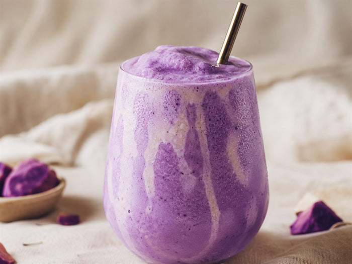 Ube frozen latte frappe violet givre, paille, fond lin beige