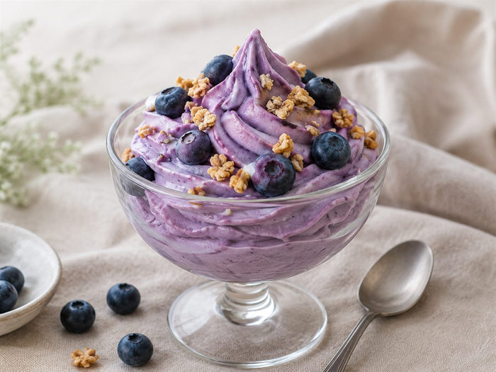Frozen yogurt à l'ube violet, myrtilles et granola