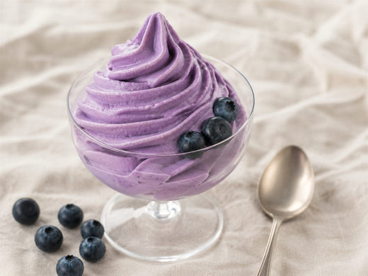 Glace express à l'ube violette en coupe, myrtilles