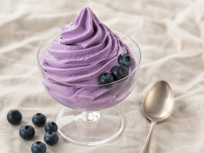 Glace express à l'ube violette en coupe, myrtilles