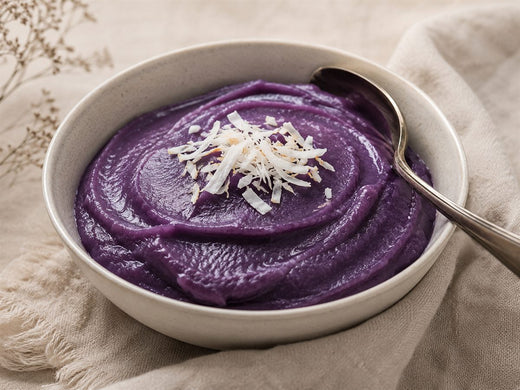 Confiture ube halaya violette lisse dans un bol, coco rapee, cuillere, fond lin
