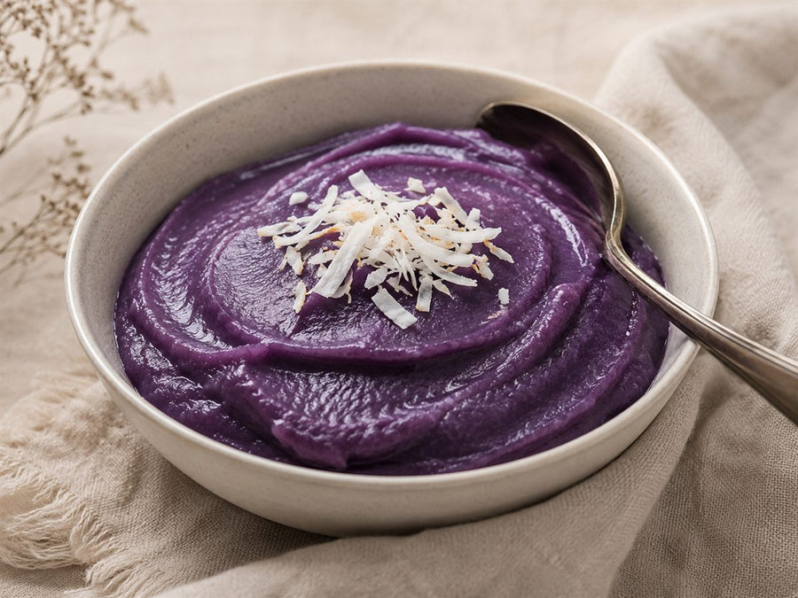 Confiture ube halaya violette lisse dans un bol, coco rapee, cuillere, fond lin
