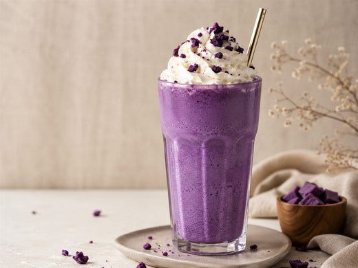 Ube milkshake violet epais, chantilly, paille, eclats d ube, fond lin beige