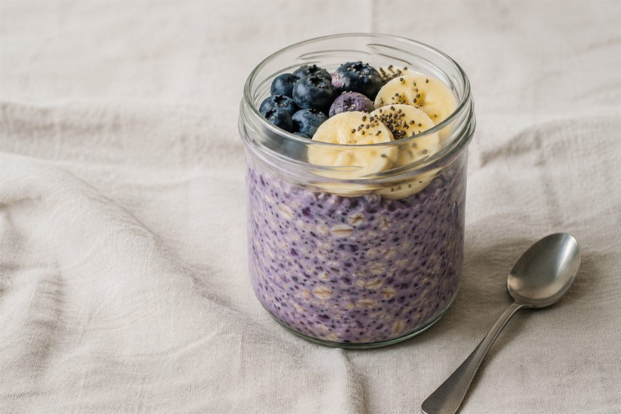 Overnight oats à l'ube violet, myrtilles et banane