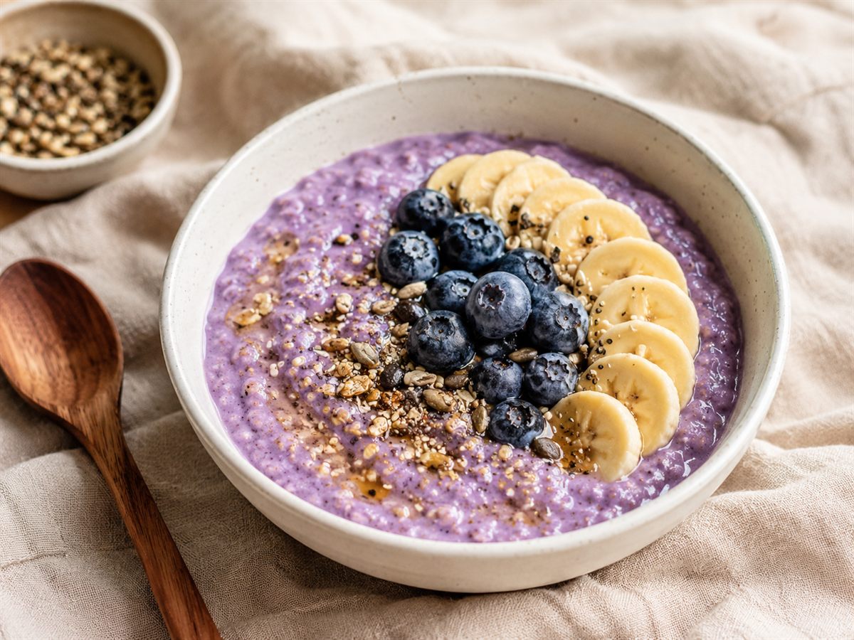 Porridge à l'ube violet aux fruits frais