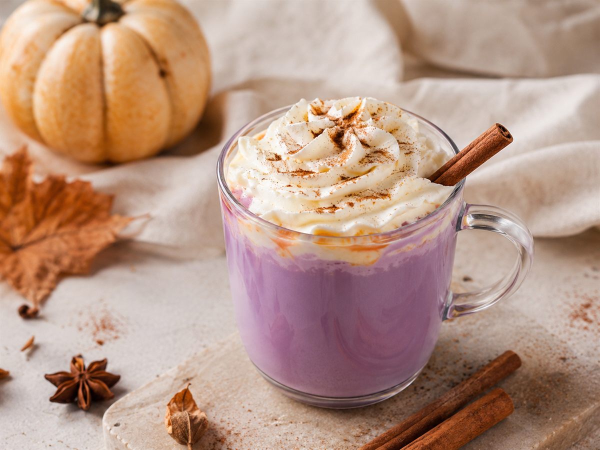 Pumpkin ube latte violet, chantilly et cannelle