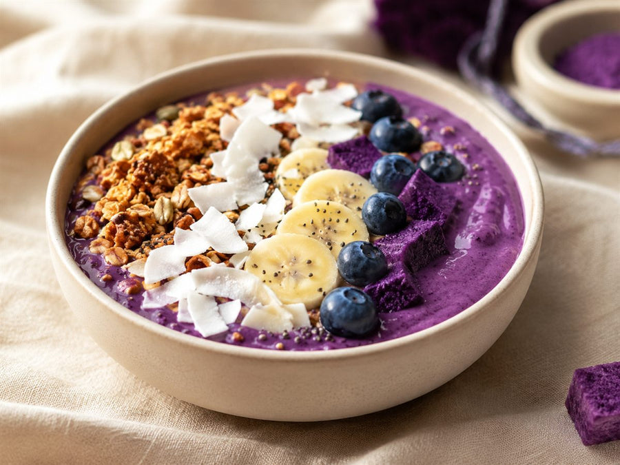 Purple dream bowl a l'ube violet gourmand, granola banane myrtilles coco, bol clair, fond lin