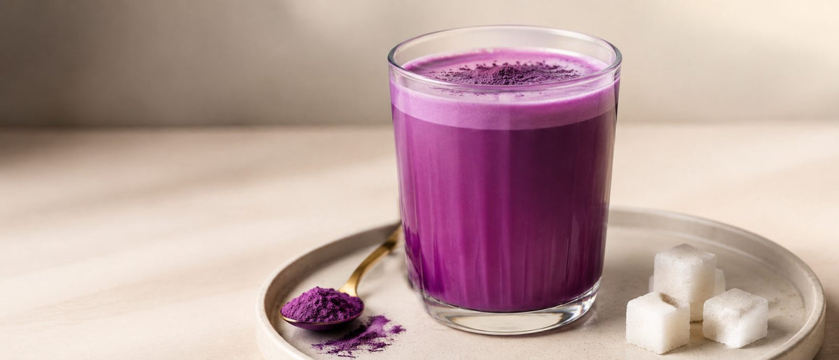 Verre d'ube latte violet, morceaux de sucre et cuillère de poudre d'ube