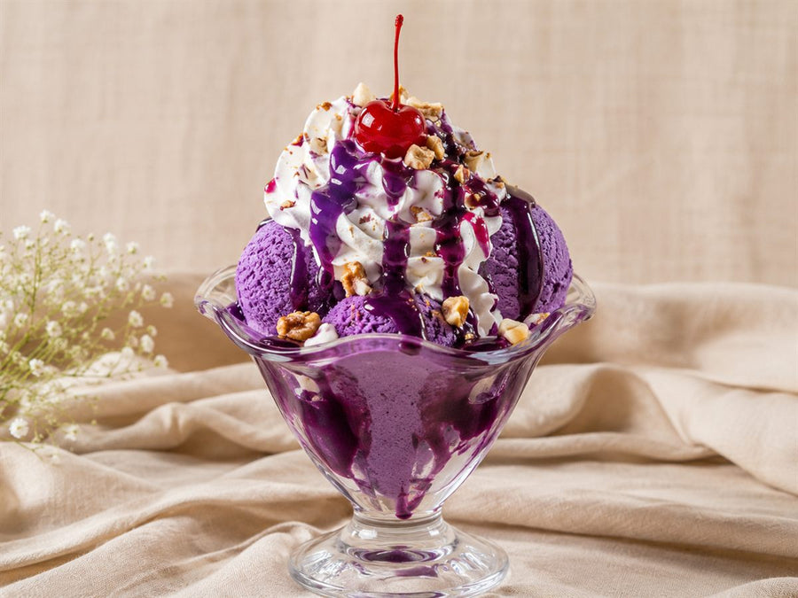 Sundae à l'ube, boules violettes, chantilly et cerise