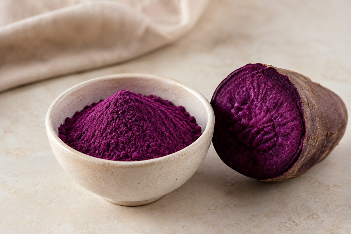 Bol de poudre d'ube et tubercule d'ube coupé, la composition Ube Time en un ingrédient