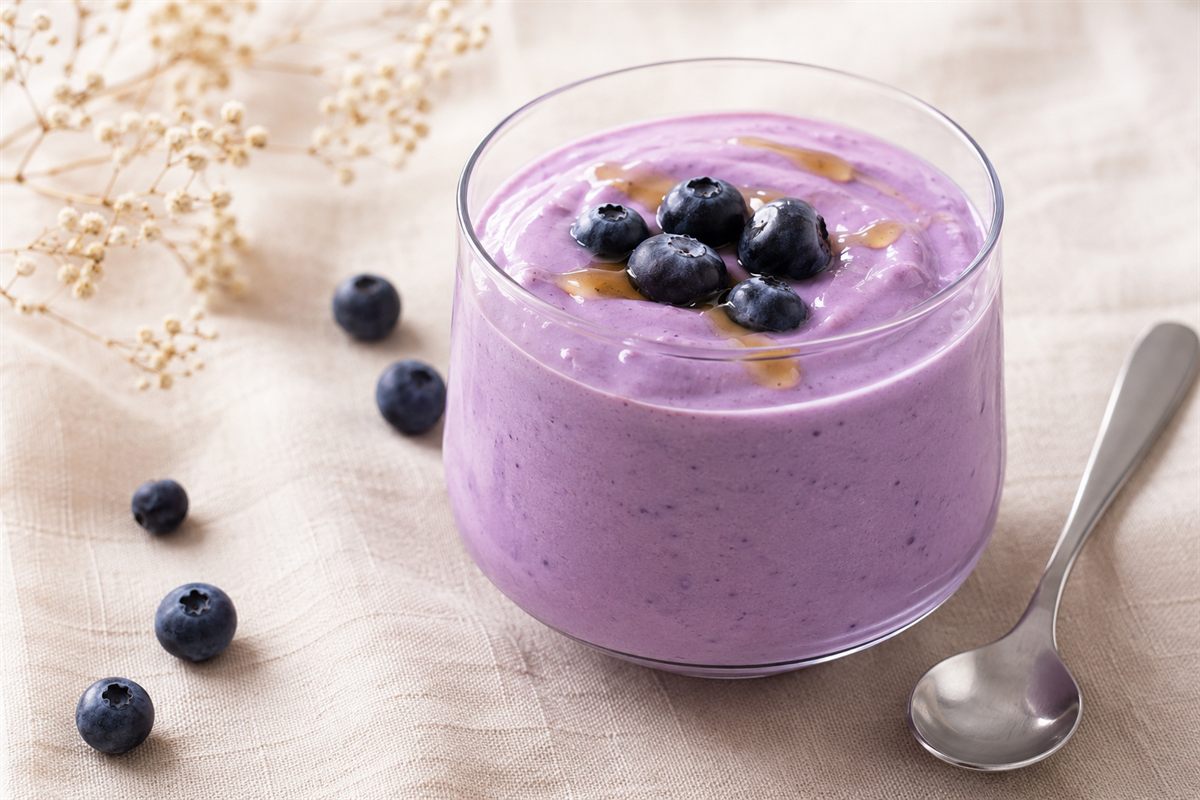 Yaourt à l'ube violet, myrtilles et miel