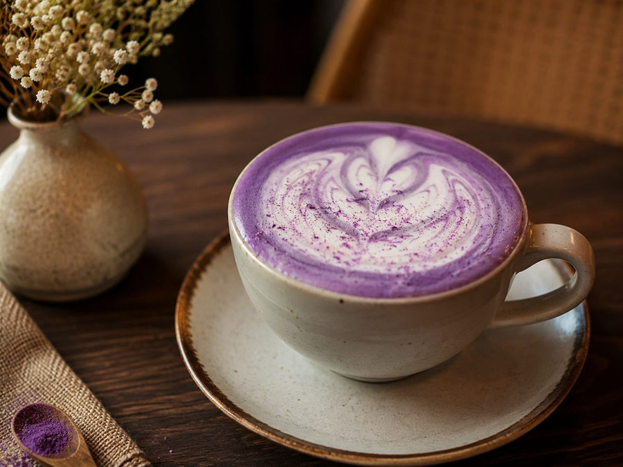 Cappuccino à l'ube violet avec mousse de lait crémeuse et latte art