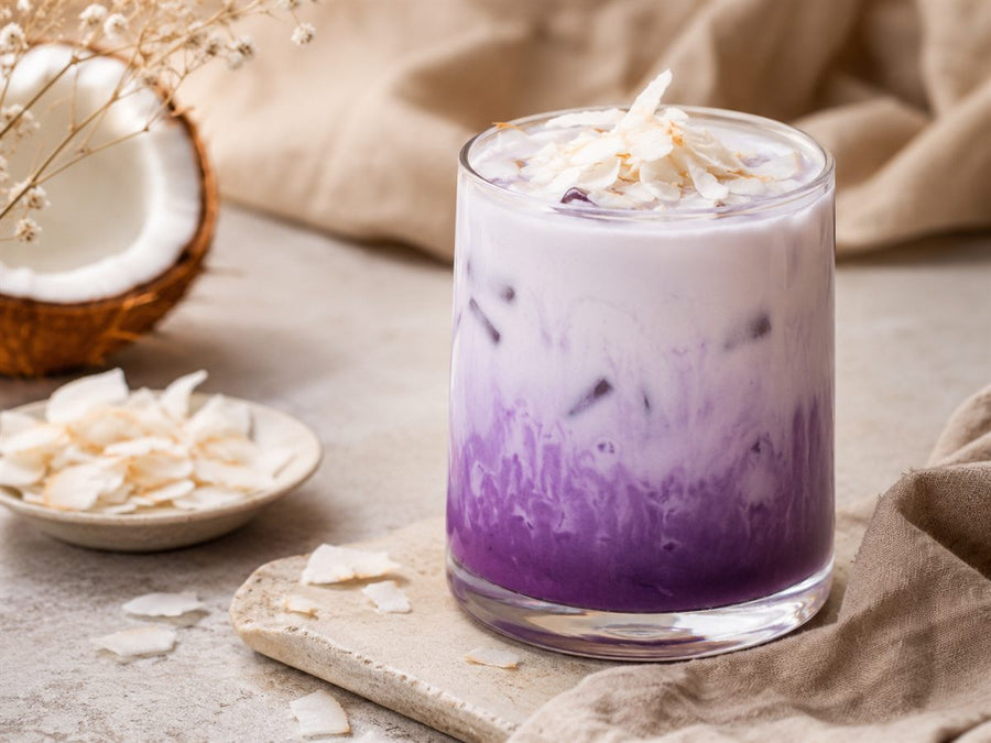 Coconut ube latte, degrade violet, copeaux de coco, fond lin beige