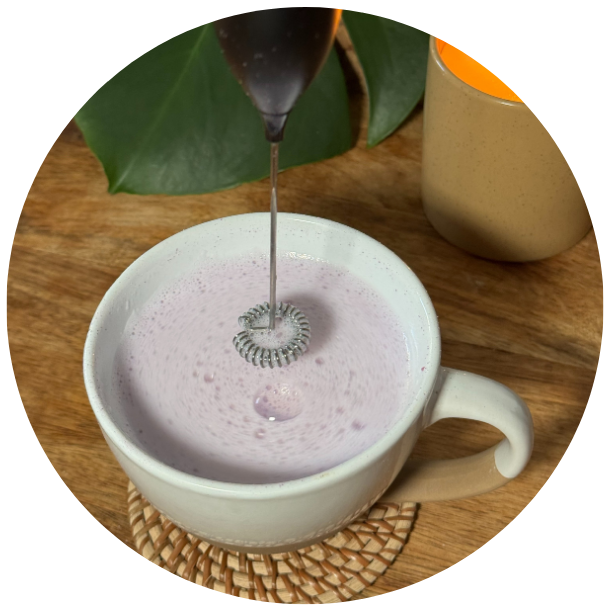 Mélange avec un fouet dans une tasse d'ube