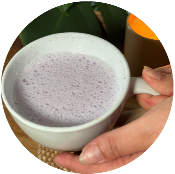Ube latte chaud prêt à être dégusté
