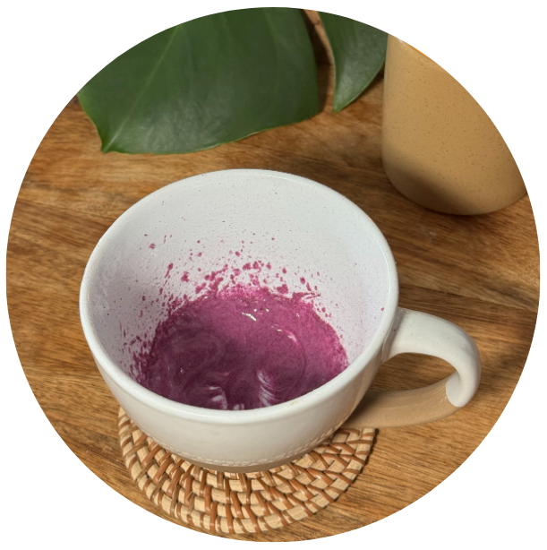 tasse ube mélangée avec de l'eau