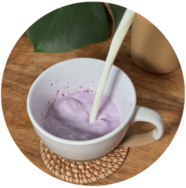 Tasse d'ube mélanger avec du lait