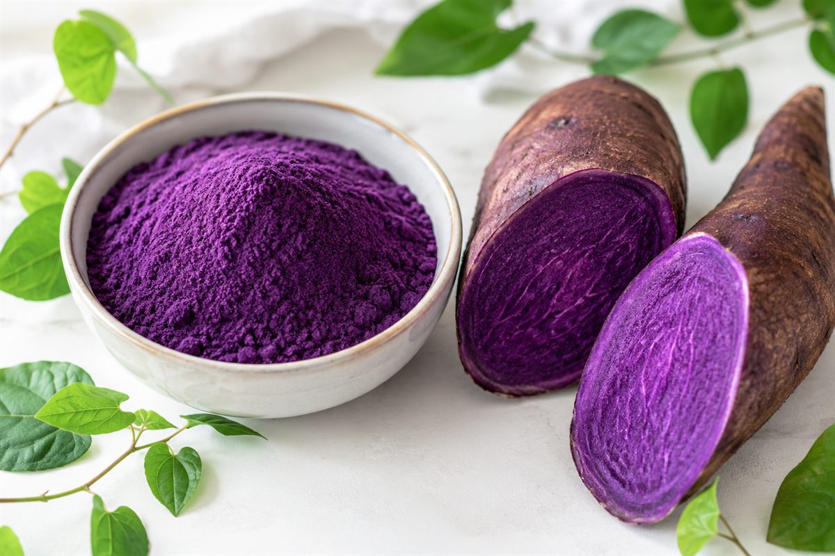 Bienfaits de l'ube : poudre violette, igname fraîche coupée et feuilles vertes