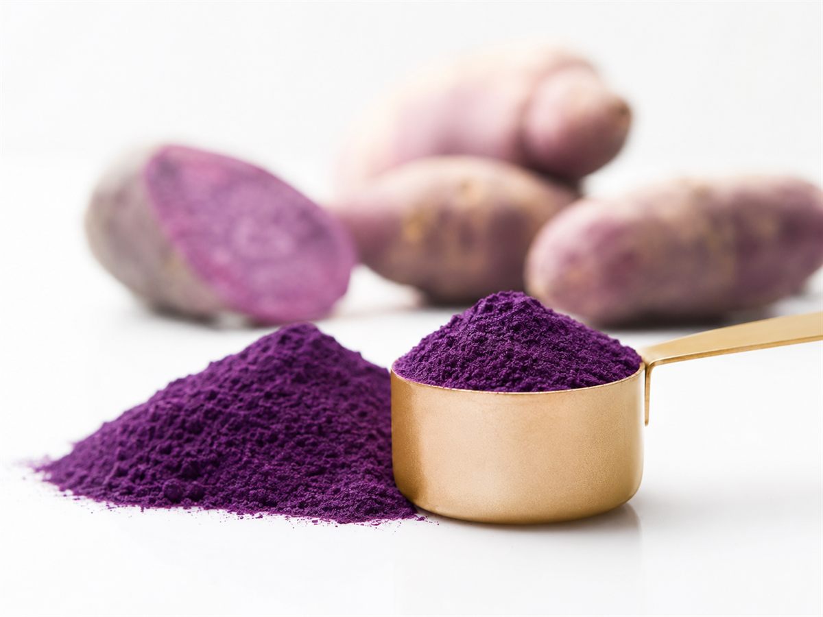 Poudre d'ube dans une cuillère doseuse, valeurs nutritionnelles de l'igname violette
