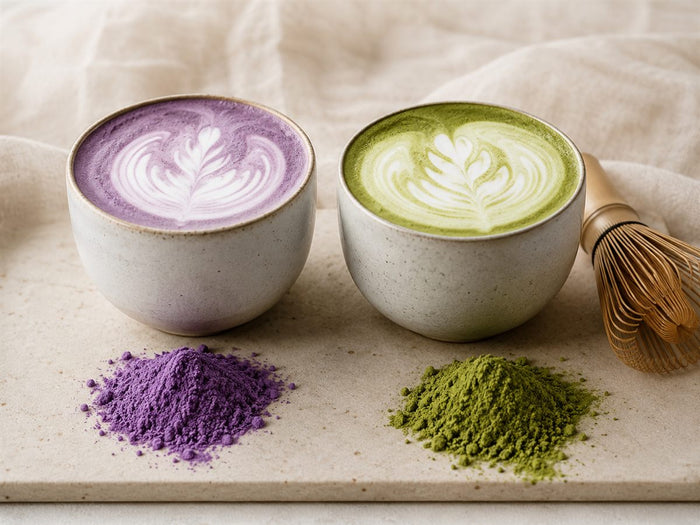 Comparaison ube et matcha, deux lattes et deux poudres côte à côte
