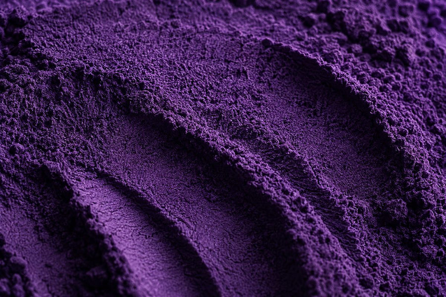 Gros plan macro de la poudre d'ube, texture veloutée et violet profond naturel