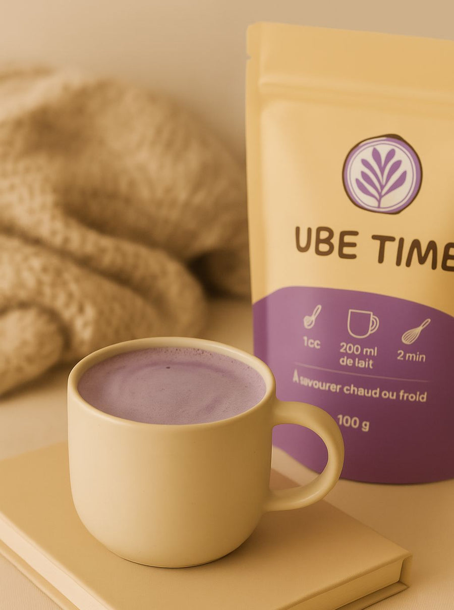 Tasse de latte violet a l ube et sachet Ube Time, ambiance cosy
