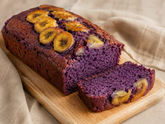 Banana bread à l'ube, mie violette et rondelles de banane