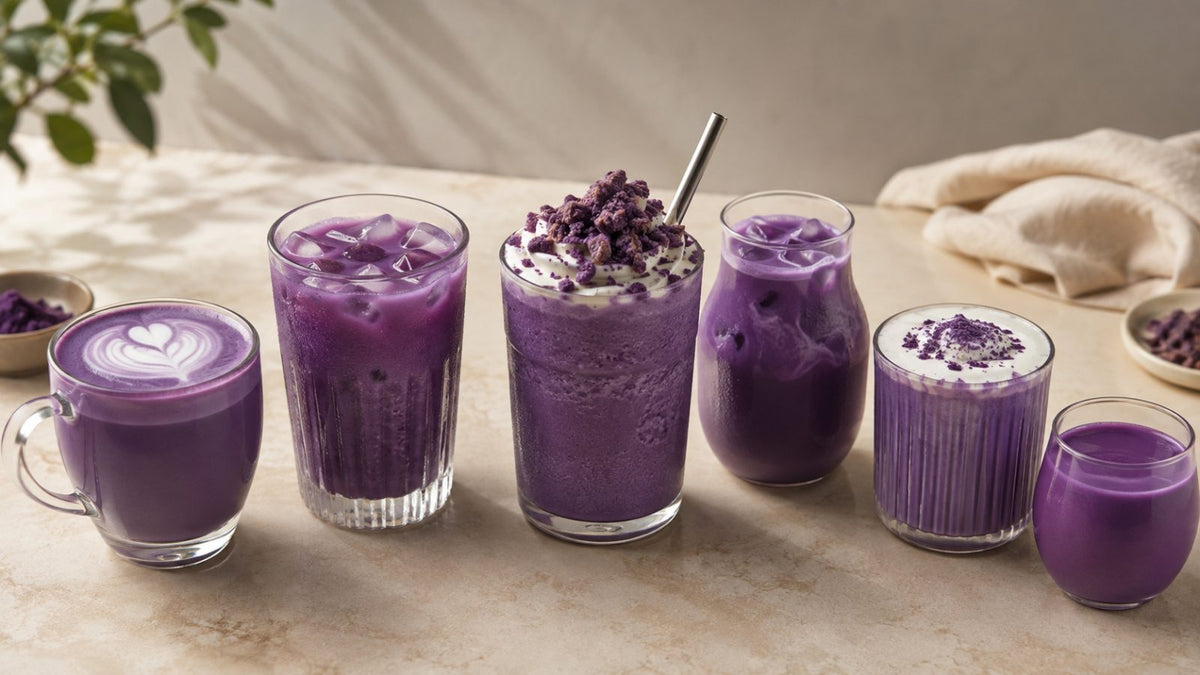 Assortiment de boissons à l'ube violet foncé, latte chaud, versions glacées et frappées