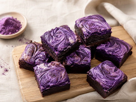 Brownies a l ube violets fondants et marbres, coupes en carres, fond lin beige