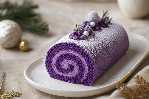 Buche de Noel a l'ube violette roulee, spirale visible, decor festif, fond lin beige