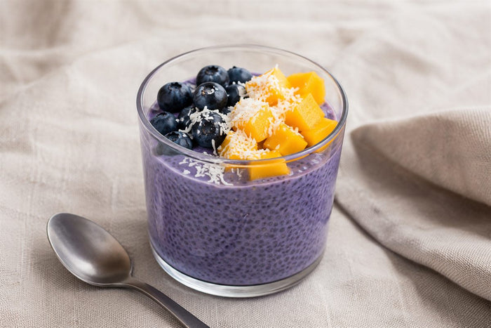 Chia pudding à l'ube violet, myrtilles et mangue