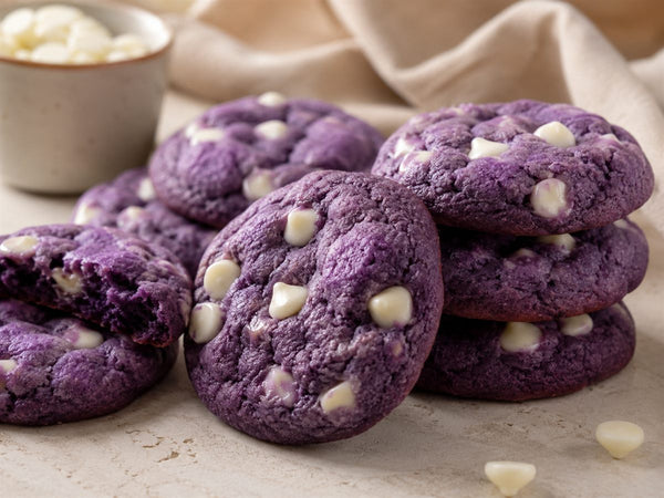 Cookies a l'ube violets moelleux, pepites de chocolat blanc, fond lin beige
