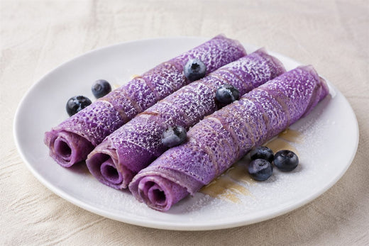 Crêpes à l'ube violettes roulées aux myrtilles