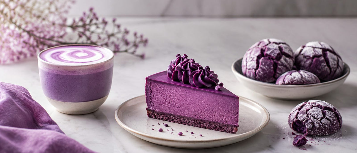 Créations modernes à l'ube violet magenta : cheesecake, ube latte, biscuits, dressage contemporain