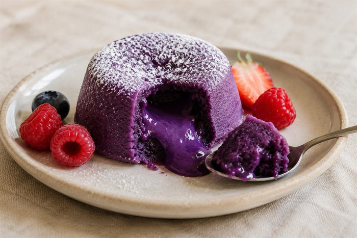 Fondant à l'ube, cœur coulant violet et fruits rouges