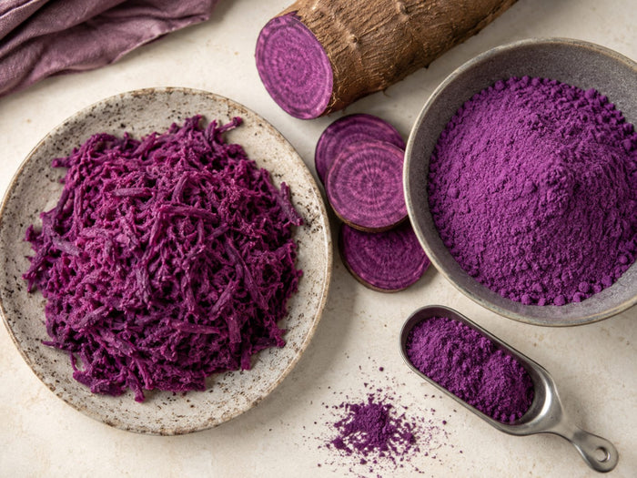 Ube frais râpé et bol de poudre d'ube violette, substitution frais et poudre en recette