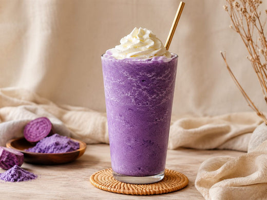 Ube frappe givre violet, chantilly, paille, poudre d ube, fond lin beige