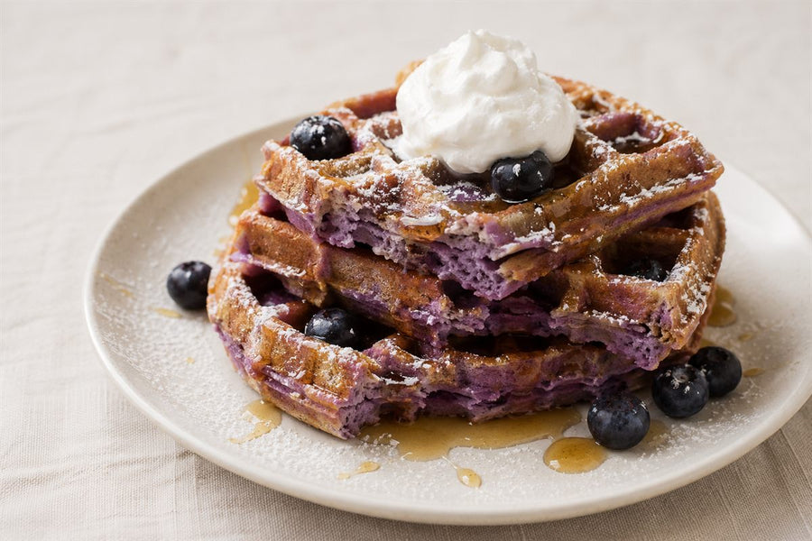 Gaufres à l'ube à cœur violet, chantilly et myrtilles