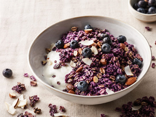Granola à l'ube violet, yaourt et myrtilles