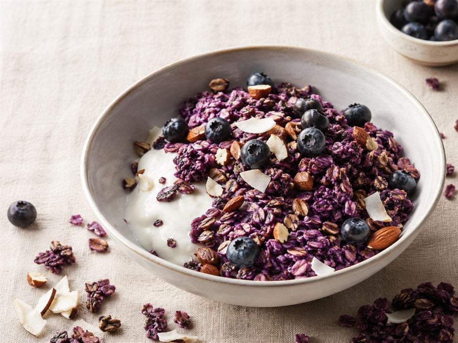 Granola à l'ube violet, yaourt et myrtilles