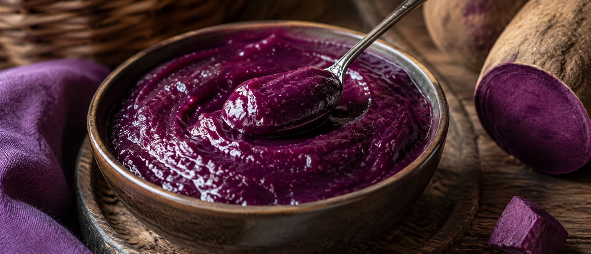 Bol d'ube halaya, confiture d'igname violet magenta onctueuse, cuillère plongée, ambiance rustique